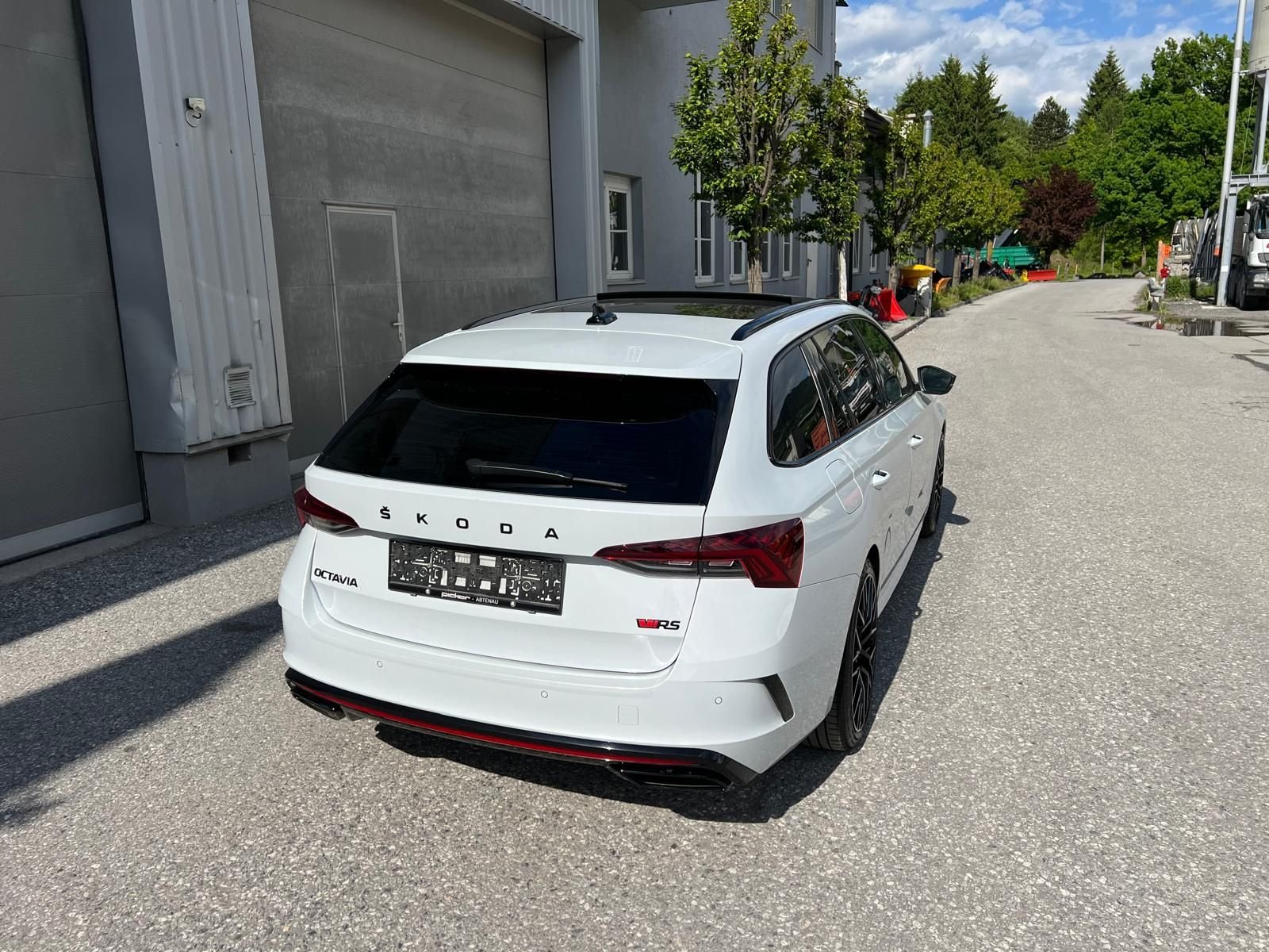 PKW/LKW Türe ait Sonstige Skoda Octavia Combi 2,0 TDI 4x4 RS DSG Kombi, Gebrauchtmaschine içinde Burgkirchen (resim 27)