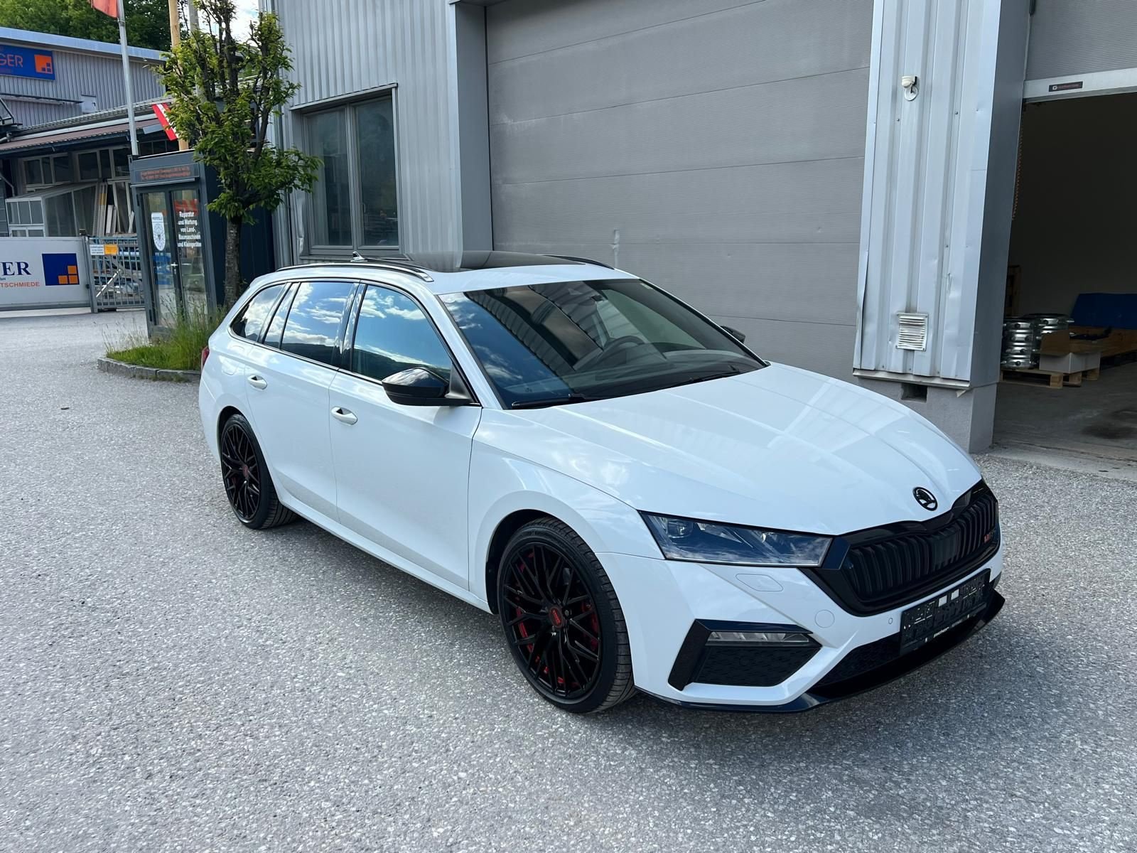 PKW/LKW Türe ait Sonstige Skoda Octavia Combi 2,0 TDI 4x4 RS DSG Kombi, Gebrauchtmaschine içinde Burgkirchen (resim 1)