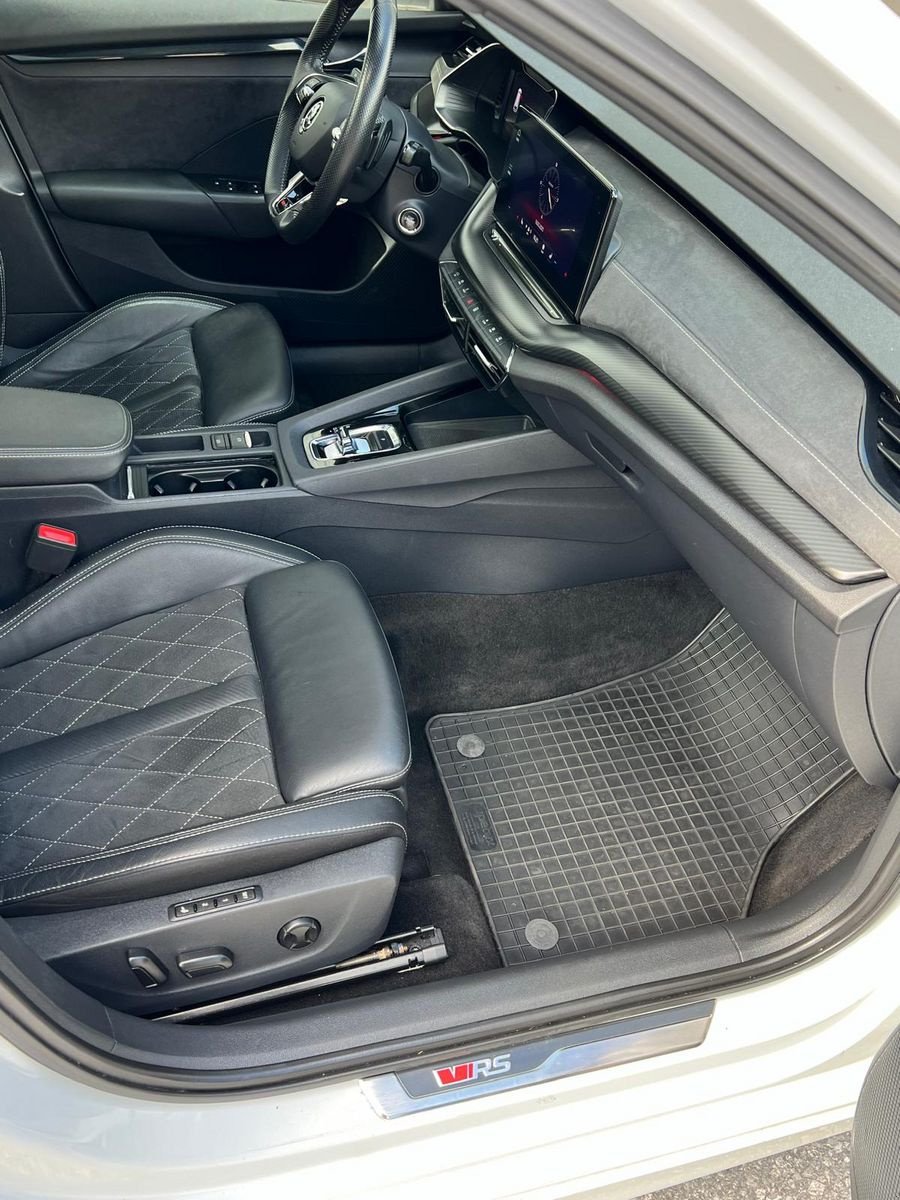 PKW/LKW Türe ait Sonstige Skoda Octavia Combi 2,0 TDI 4x4 RS DSG Kombi, Gebrauchtmaschine içinde Burgkirchen (resim 17)