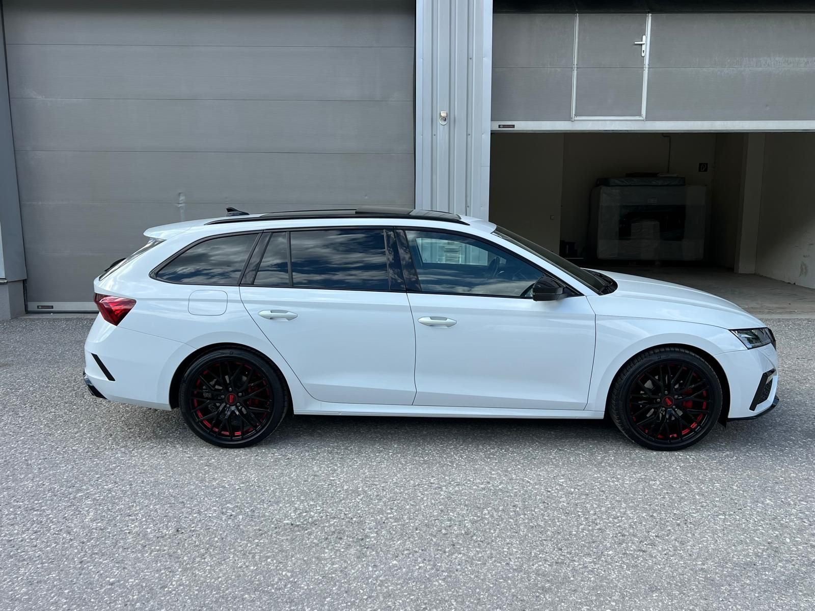 PKW/LKW Türe ait Sonstige Skoda Octavia Combi 2,0 TDI 4x4 RS DSG Kombi, Gebrauchtmaschine içinde Burgkirchen (resim 8)