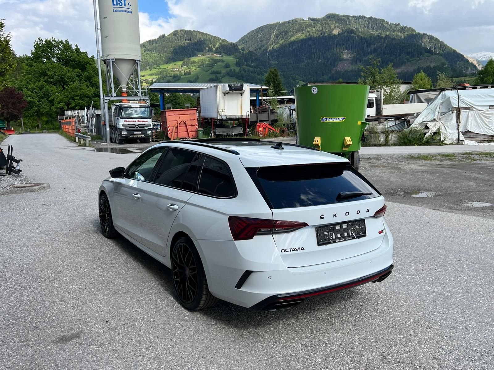 PKW/LKW Türe ait Sonstige Skoda Octavia Combi 2,0 TDI 4x4 RS DSG Kombi, Gebrauchtmaschine içinde Burgkirchen (resim 11)