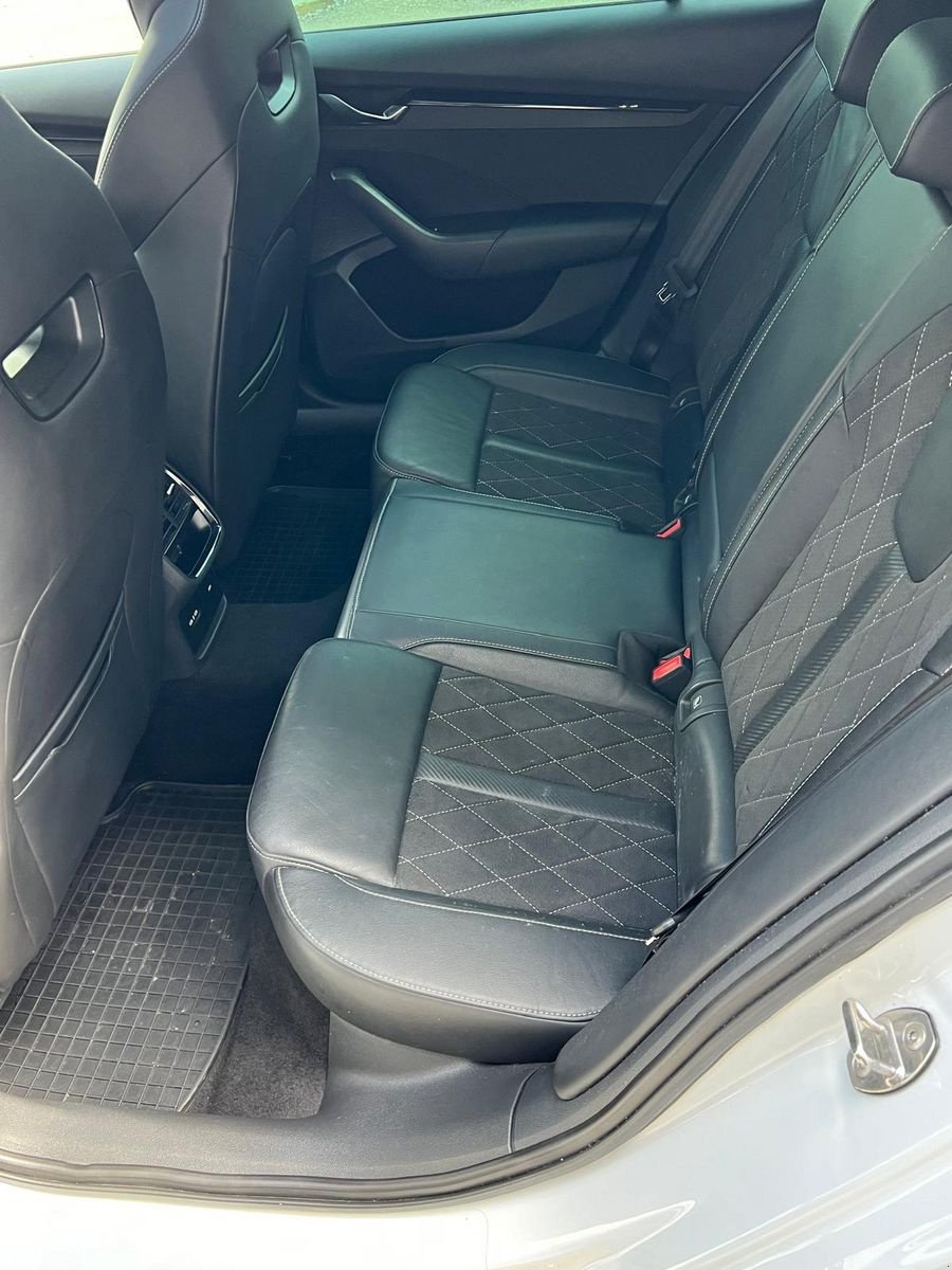 PKW/LKW Türe ait Sonstige Skoda Octavia Combi 2,0 TDI 4x4 RS DSG Kombi, Gebrauchtmaschine içinde Burgkirchen (resim 12)