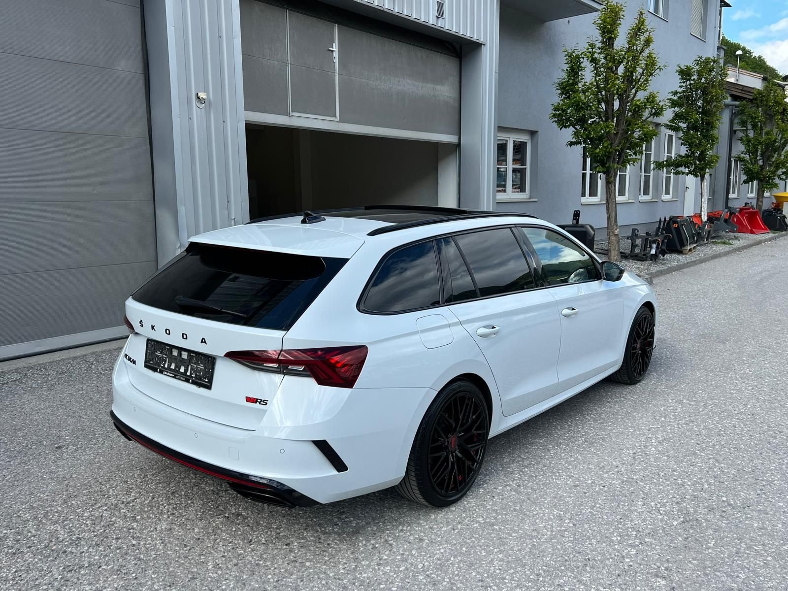 PKW/LKW Türe ait Sonstige Skoda Octavia Combi 2,0 TDI 4x4 RS DSG Kombi, Gebrauchtmaschine içinde Burgkirchen (resim 9)