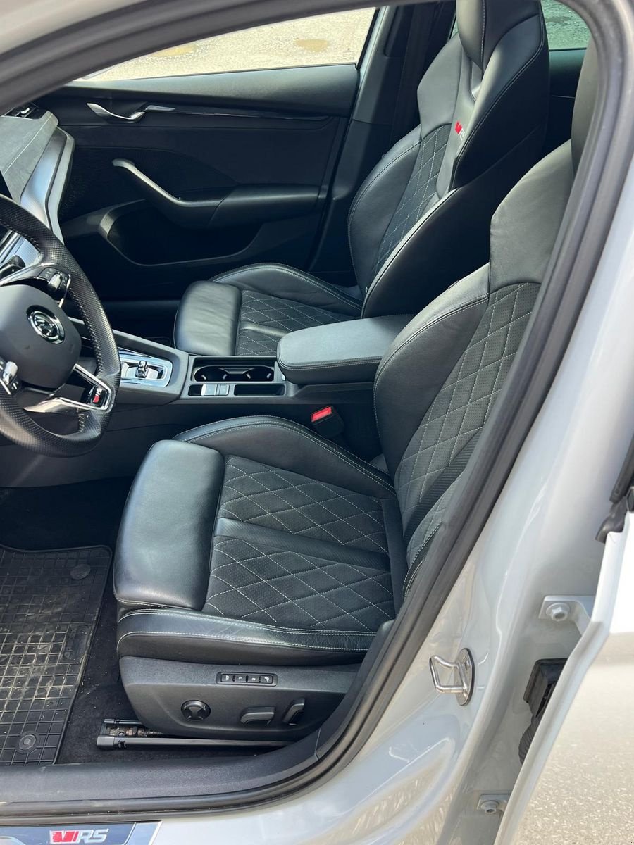 PKW/LKW Türe ait Sonstige Skoda Octavia Combi 2,0 TDI 4x4 RS DSG Kombi, Gebrauchtmaschine içinde Burgkirchen (resim 16)