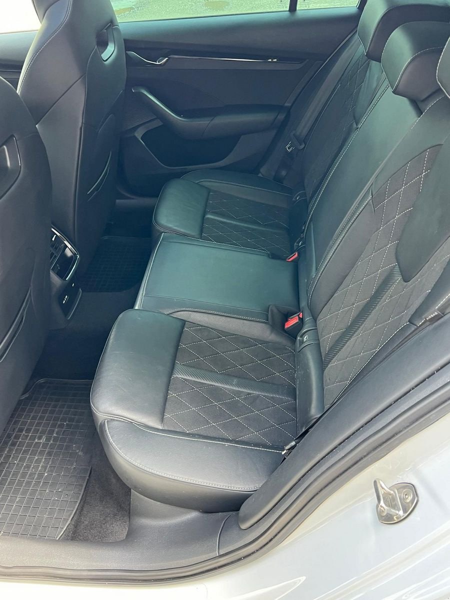 PKW/LKW Türe ait Sonstige Skoda Octavia Combi 2,0 TDI 4x4 RS DSG Kombi, Gebrauchtmaschine içinde Burgkirchen (resim 13)