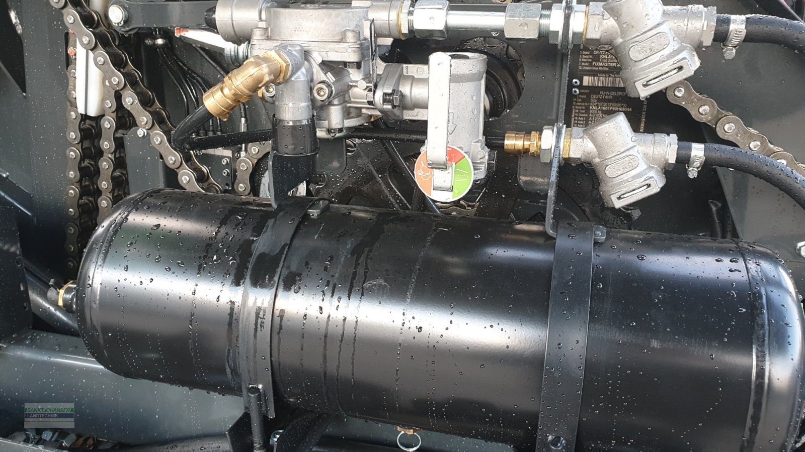 Press-/Wickelkombination des Typs Deutz-Fahr FixMaster BP 335 OC 23 -mit Folien- und Netzbindung-, Neumaschine in Diessen (Bild 17)