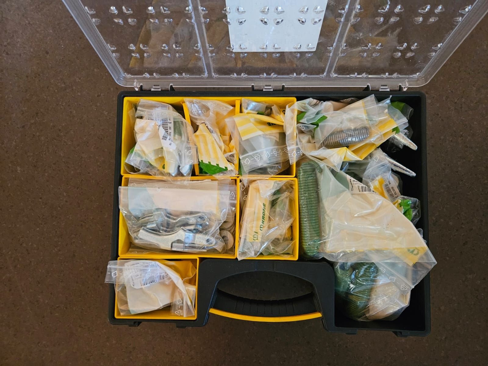 Press-/Wickelkombination des Typs Krone Sortiment-Koffer Knoterteile, Neumaschine in Sulzberg (Bild 2)