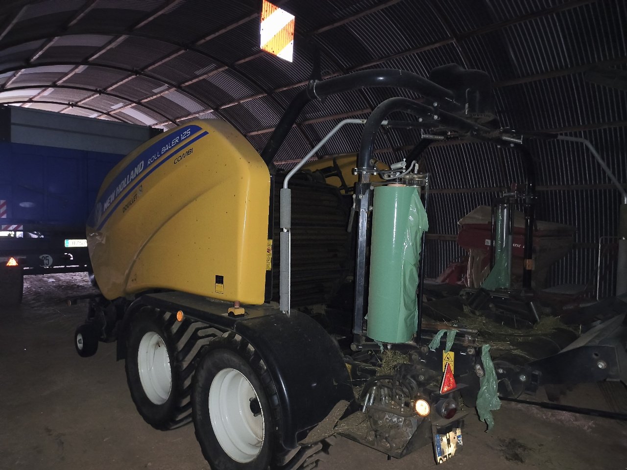 Press-/Wickelkombination Türe ait New Holland ROLL BALER 125 COMBI, Gebrauchtmaschine içinde Chauvoncourt (resim 7)