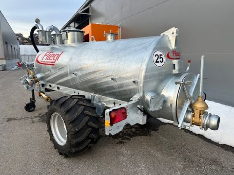 Pumpfass des Typs Fliegl Vakuumfass 3000l Jumbo Line Güllefass, Neumaschine in Tamsweg (Bild 12)