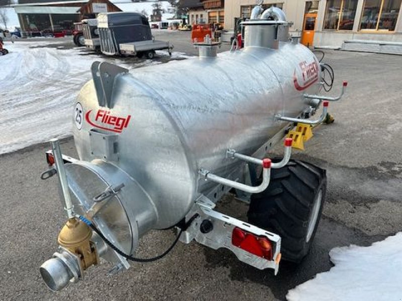 Pumpfass des Typs Fliegl Vakuumfass 3000l Jumbo Line Güllefass, Neumaschine in Tamsweg (Bild 16)