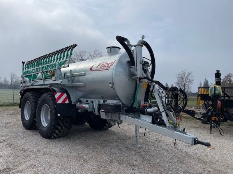 Pumpfass des Typs Fliegl VFW 12000 Maxx Line PLUS Tandem mit Skate 120, Neumaschine in Wallern (Bild 1)