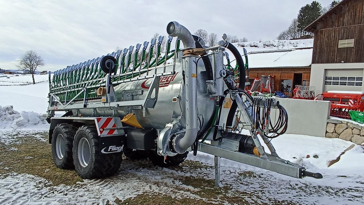 Pumpfass des Typs Fliegl VFW 12000 mit Saugarm + SKATE 150, Vorführmaschine in Grünbach (Bild 1)