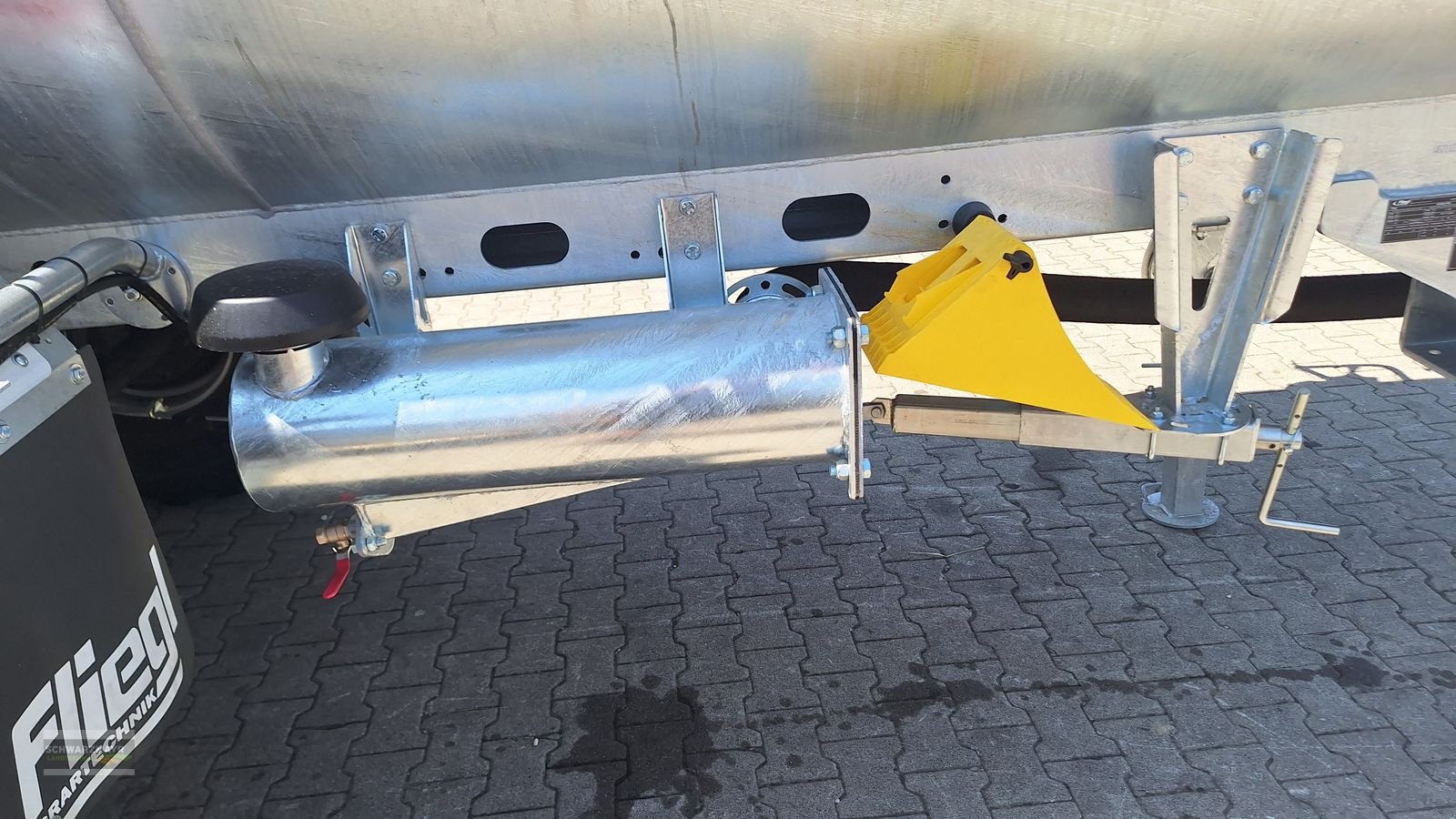 Pumpfass of the type Fliegl VFW 14000 MaxxLine, Neumaschine in Gampern (Picture 18)