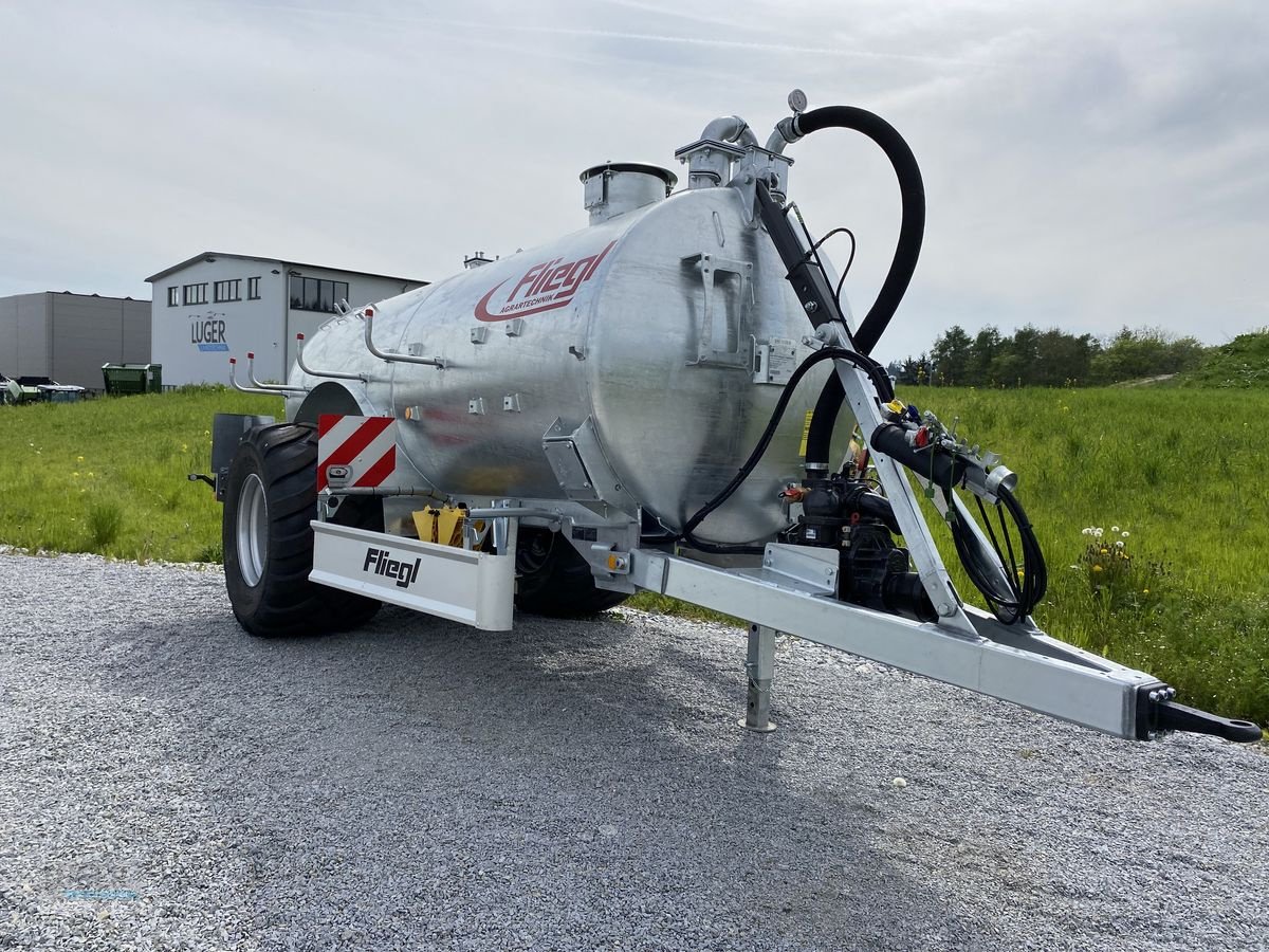 Pumpfass des Typs Fliegl VFW 8600 JumboLine Einachs, Neumaschine in Niederkappel (Bild 3)