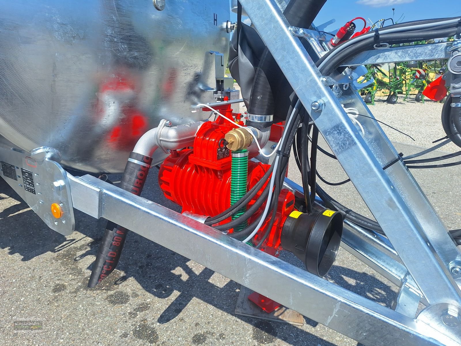 Pumpfass des Typs Vakutec VA 8600 + Schleppschu, Neumaschine in Gampern (Bild 30)