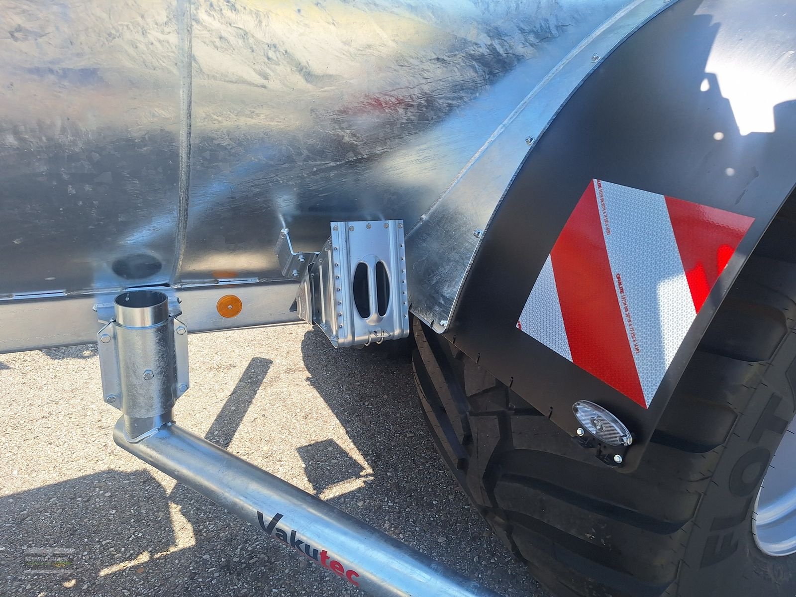 Pumpfass des Typs Vakutec VA 8600 + Schleppschu, Neumaschine in Gampern (Bild 20)