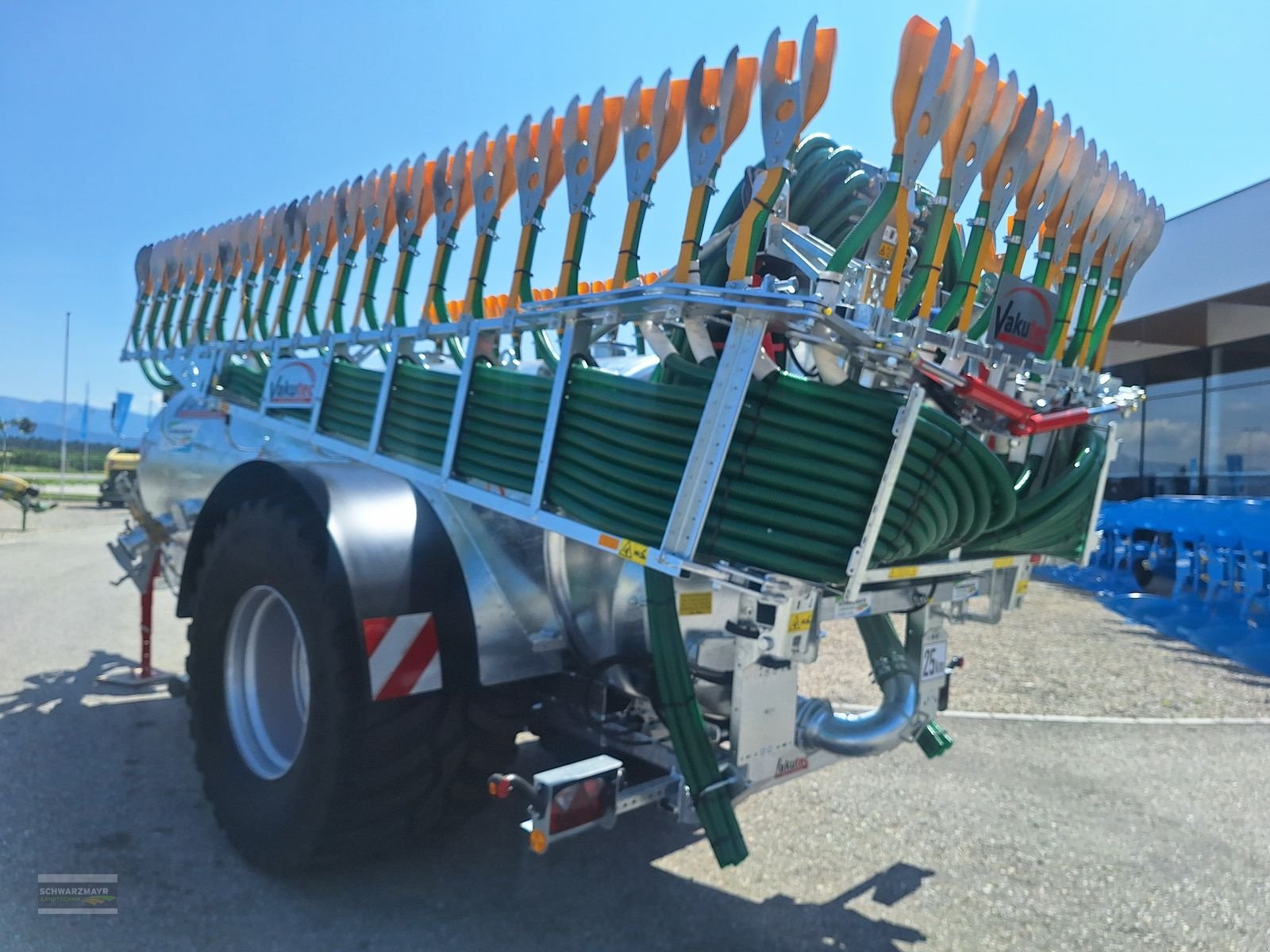 Pumpfass des Typs Vakutec VA 8600 + Schleppschu, Neumaschine in Gampern (Bild 9)