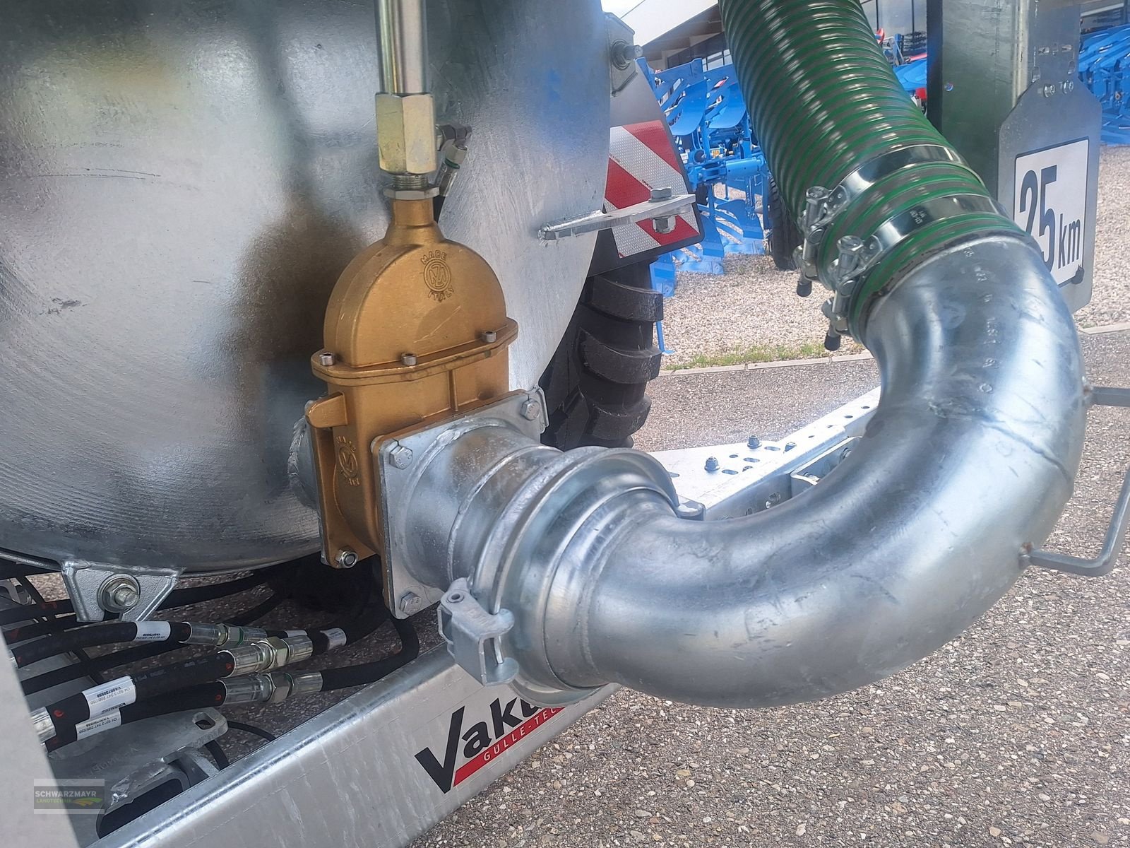 Pumpfass des Typs Vakutec VA 9500 + Schleppschuh, Neumaschine in Aurolzmünster (Bild 12)