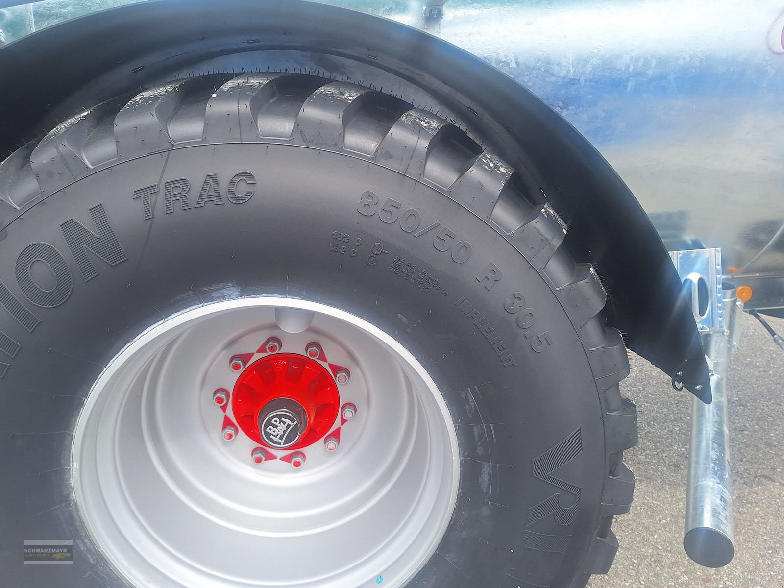 Pumpfass des Typs Vakutec VA 9500 + Schleppschuh, Neumaschine in Aurolzmünster (Bild 17)