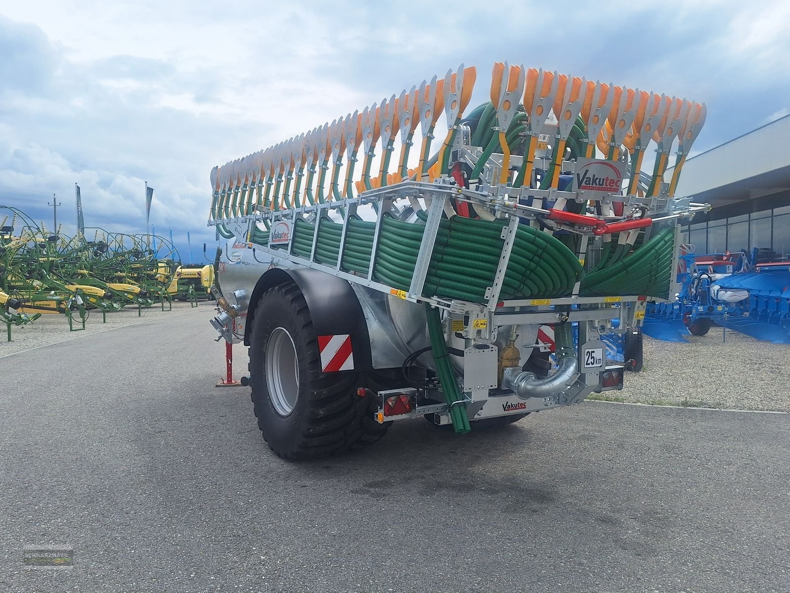 Pumpfass des Typs Vakutec VA 9500 + Schleppschuh, Neumaschine in Aurolzmünster (Bild 10)