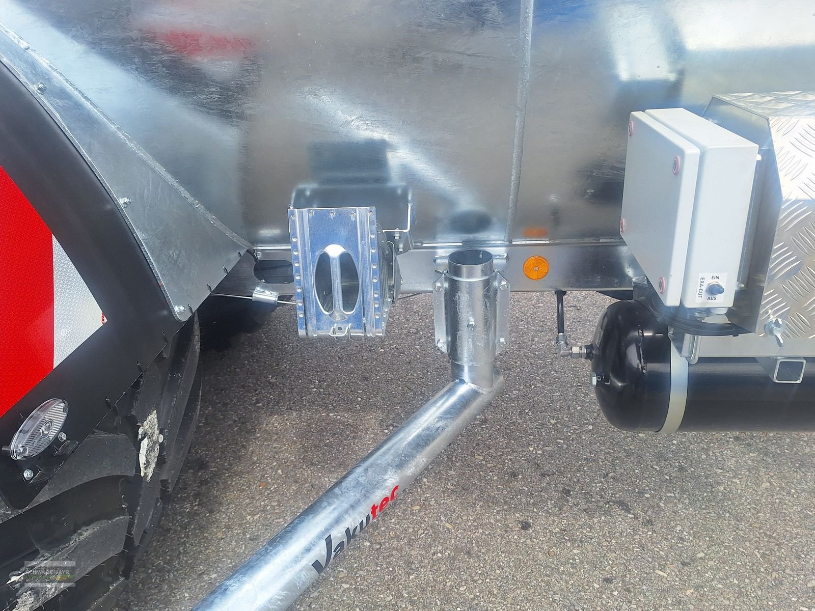 Pumpfass des Typs Vakutec VA 9500 + Schleppschuh, Neumaschine in Aurolzmünster (Bild 18)