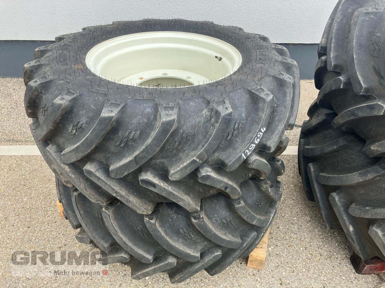 Rad des Typs Alliance 440/65R24 u. 540/65R34, Neumaschine in Friedberg-Derching (Bild 2)