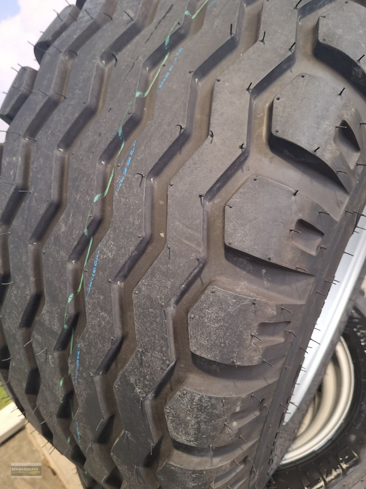 Rad des Typs BKT 15.0/55-17 AW 705, Neumaschine in Aurolzmünster (Bild 4)