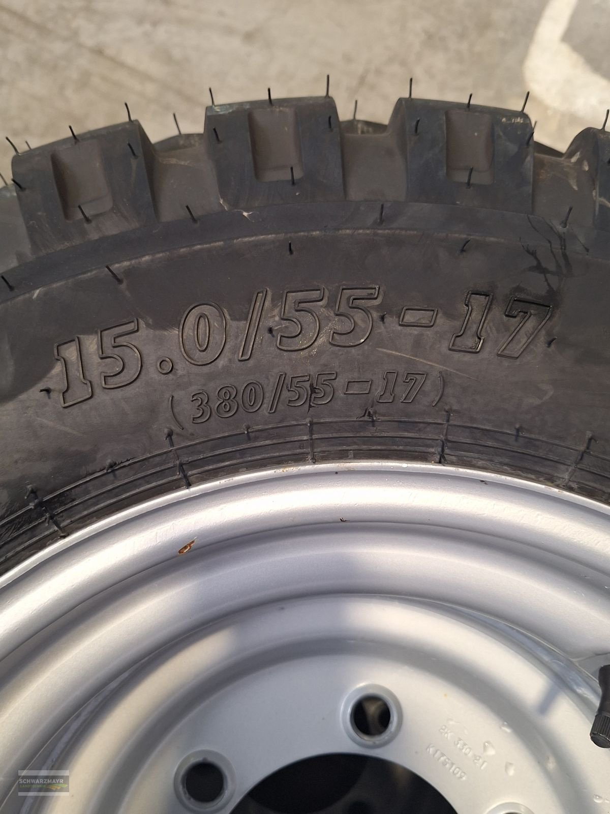 Rad des Typs BKT 15.0/55-17 AW 705, Neumaschine in Aurolzmünster (Bild 8)