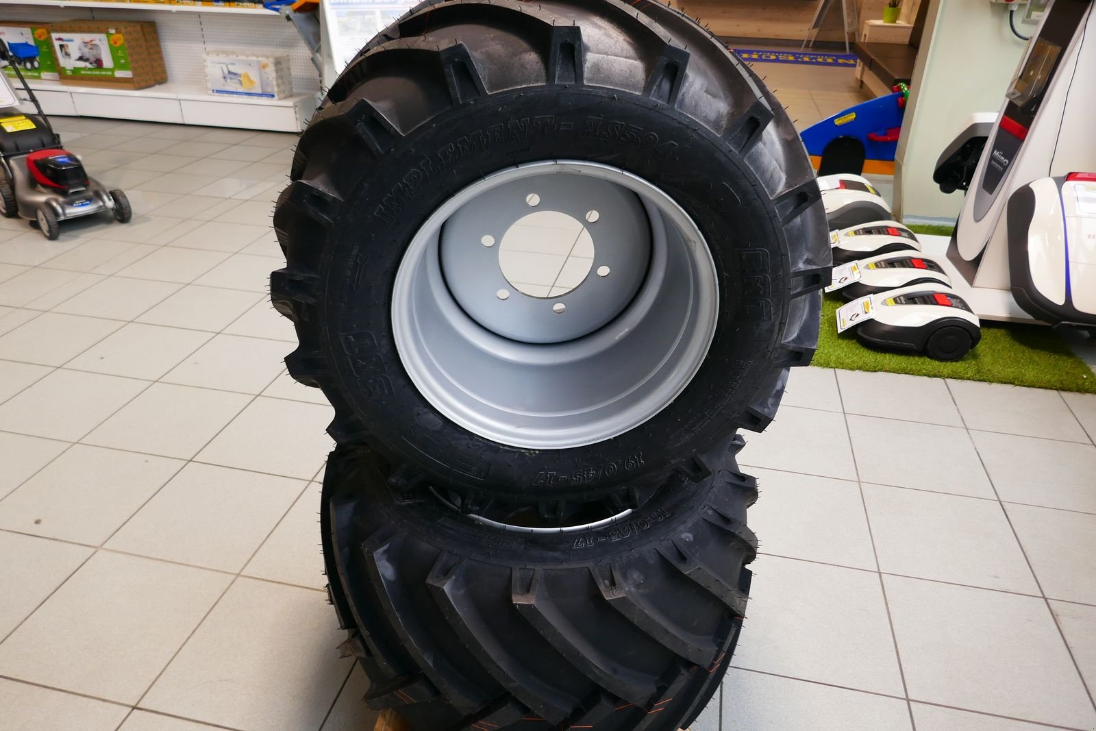 Rad des Typs BKT 19/45-17 AS BKT, Gebrauchtmaschine in Villach (Bild 1)