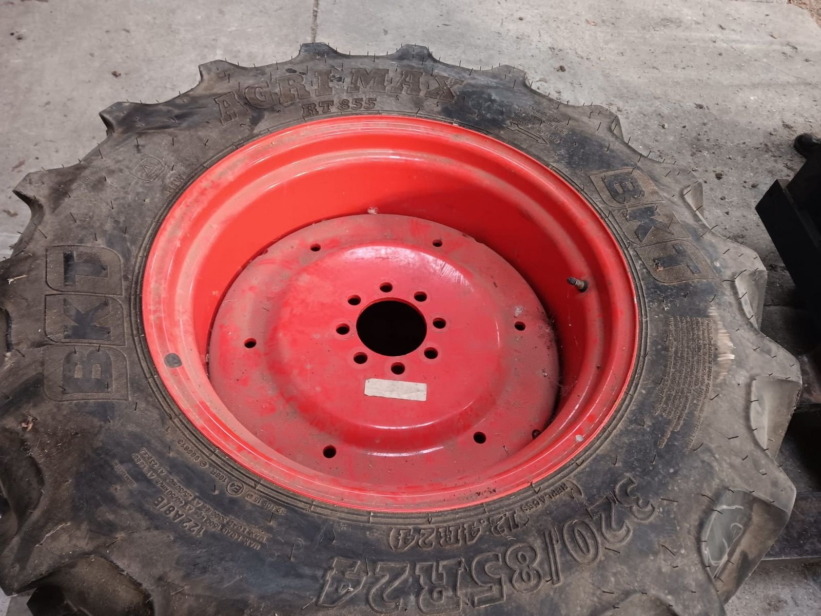 Rad от тип BKT 2 Stück: BKT 320/85R24 mit Fixfelge, Gebrauchtmaschine в Harmannsdorf-Rückersdorf (Снимка 1)