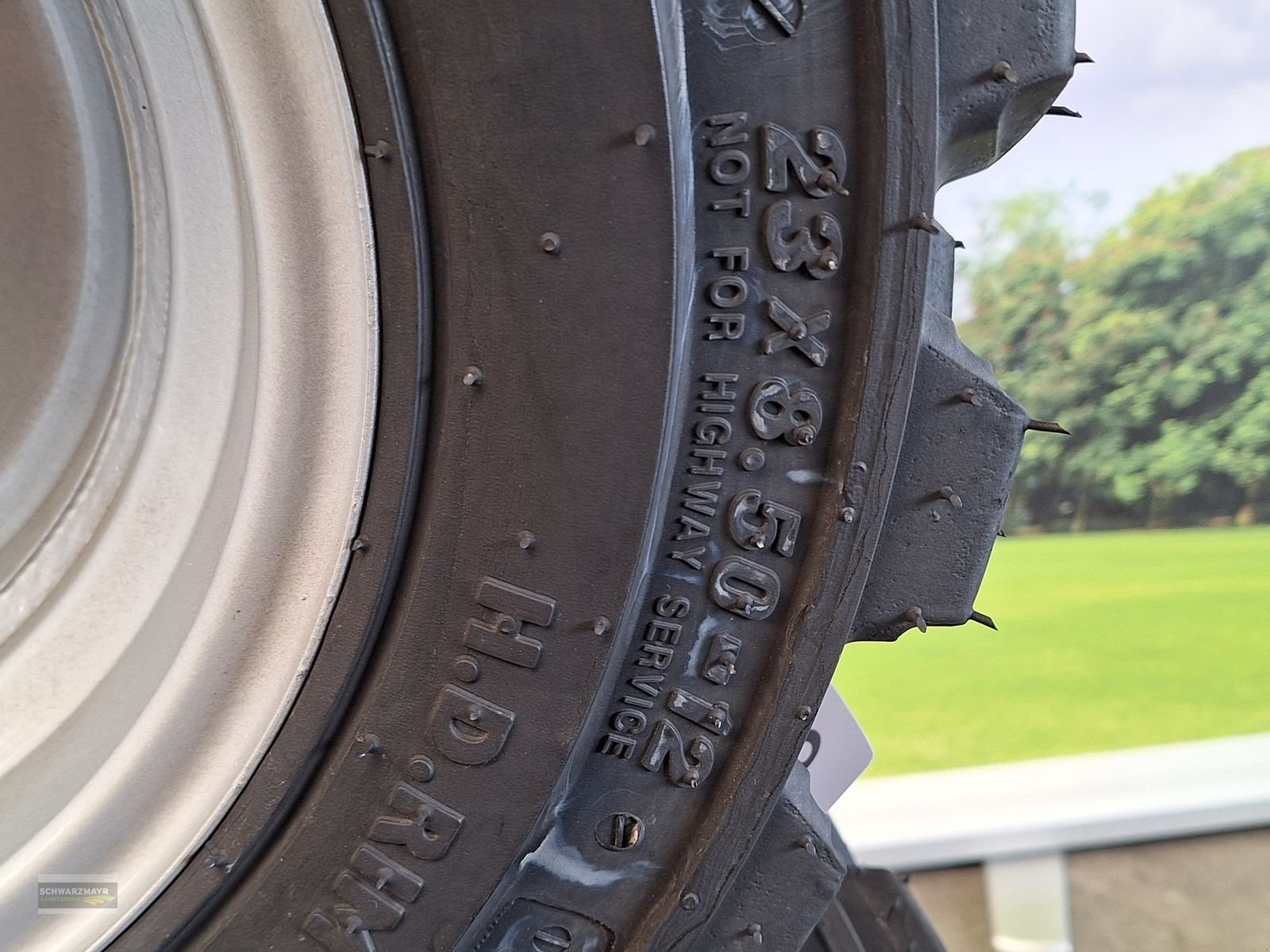 Rad des Typs BKT 23x8.50-12 SKID, Neumaschine in Gampern (Bild 4)