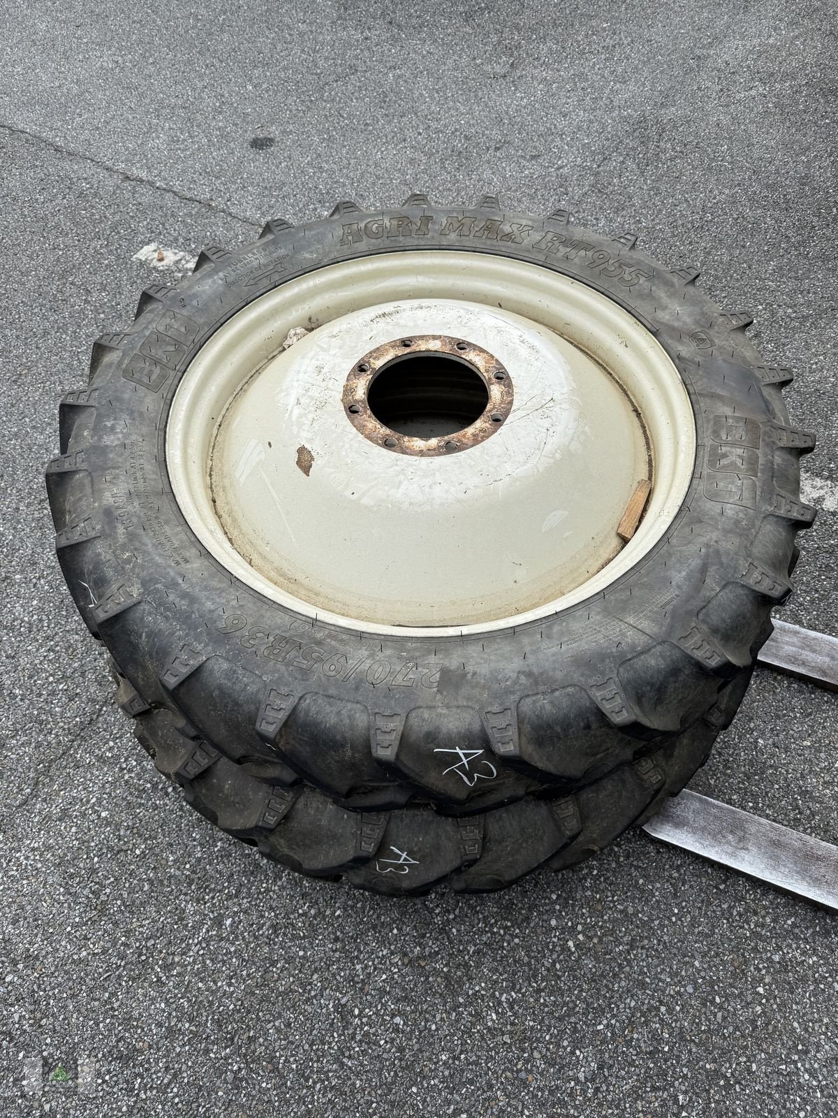 Rad Türe ait BKT 270/95R36  Agrimax RT955  8Loch, Gebrauchtmaschine içinde Markt Hartmannsdorf (resim 1)