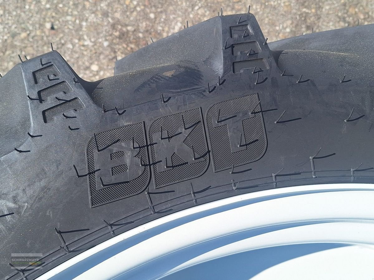 Rad des Typs BKT 270/95R48+270/80R36 Pflegeräder, Neumaschine in Gampern (Bild 12)