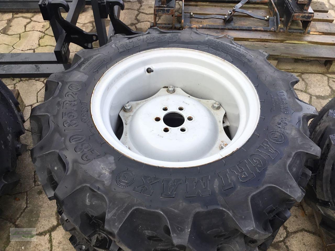 Rad des Typs BKT 280/85R20, Neumaschine in Nordstemmen (Bild 2)