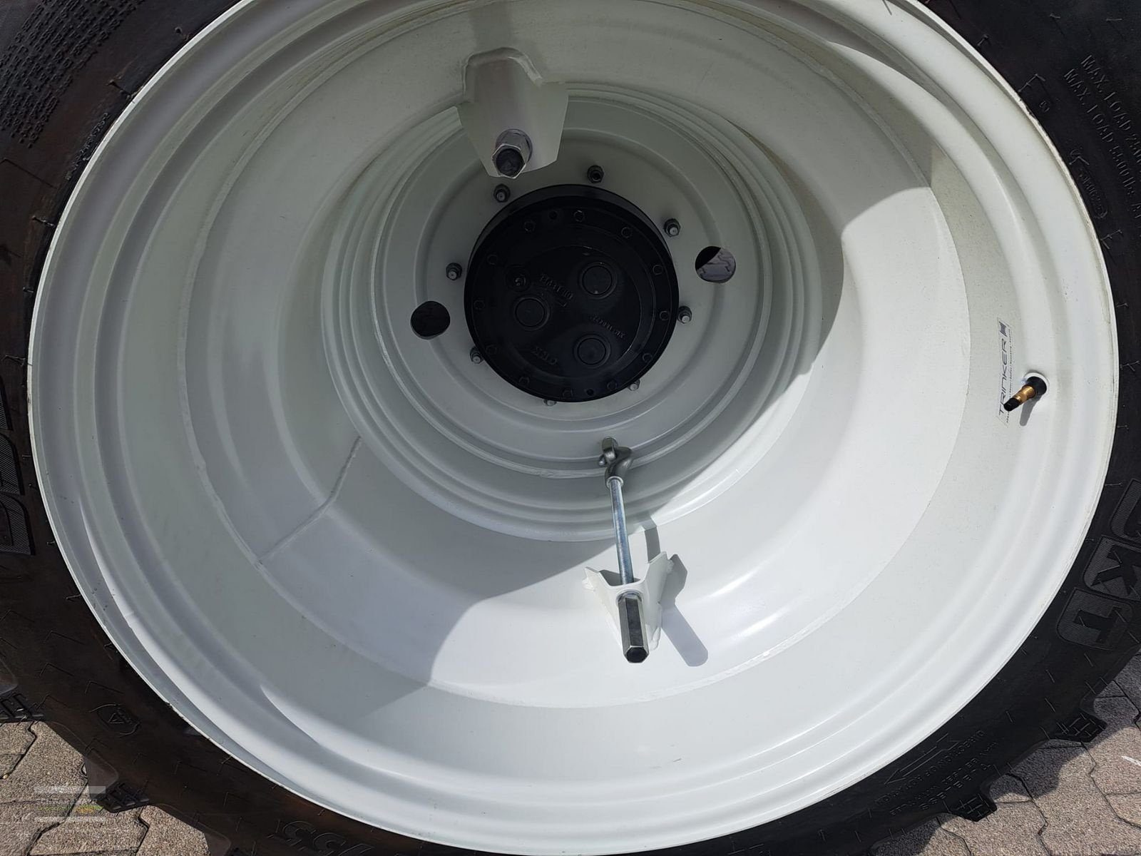 Rad des Typs BKT 300/95R52+270/95R38, Neumaschine in Aurolzmünster (Bild 19)