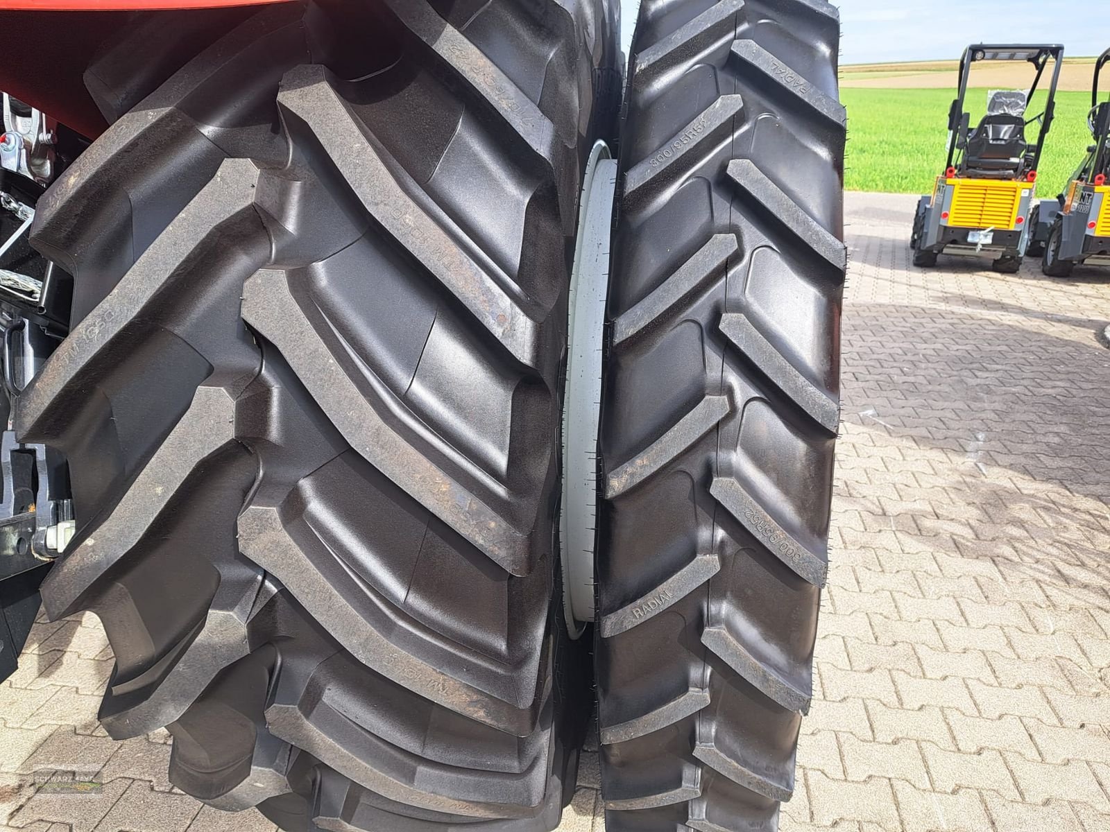 Rad des Typs BKT 300/95R52+270/95R38, Neumaschine in Aurolzmünster (Bild 16)