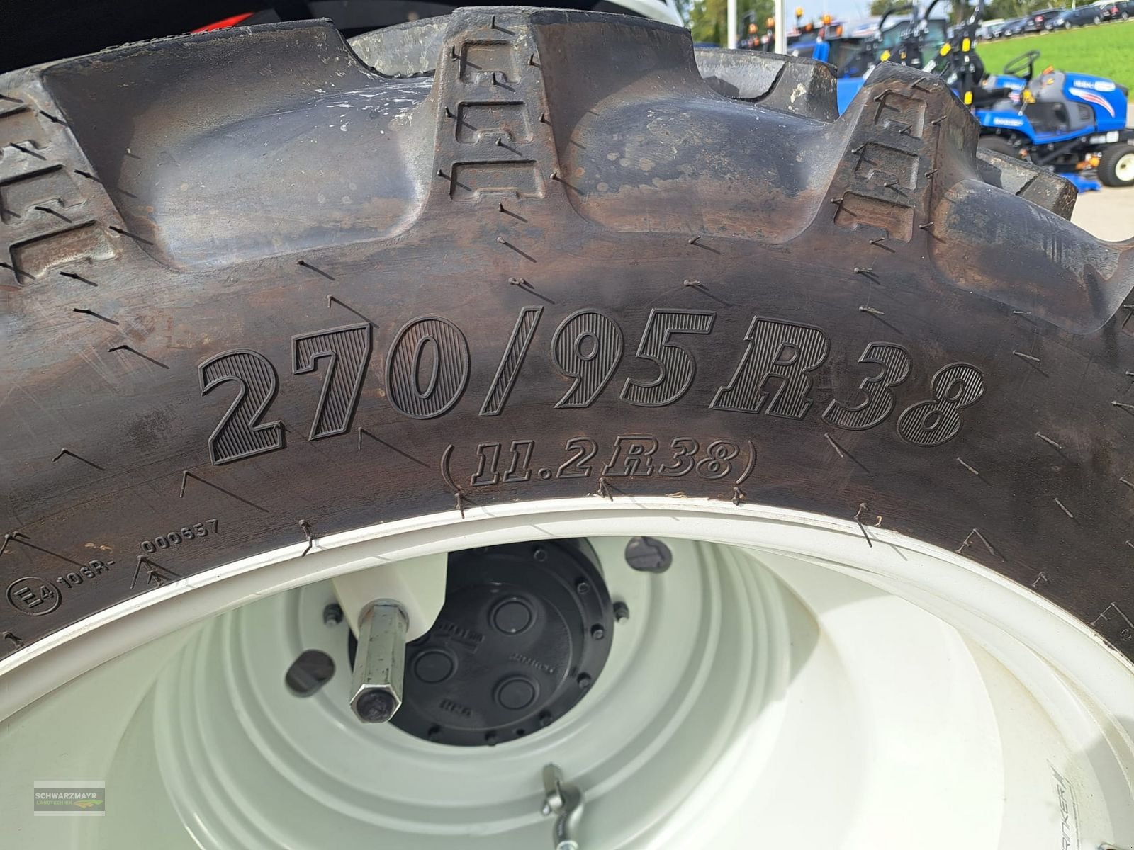 Rad des Typs BKT 300/95R52+270/95R38, Neumaschine in Aurolzmünster (Bild 18)