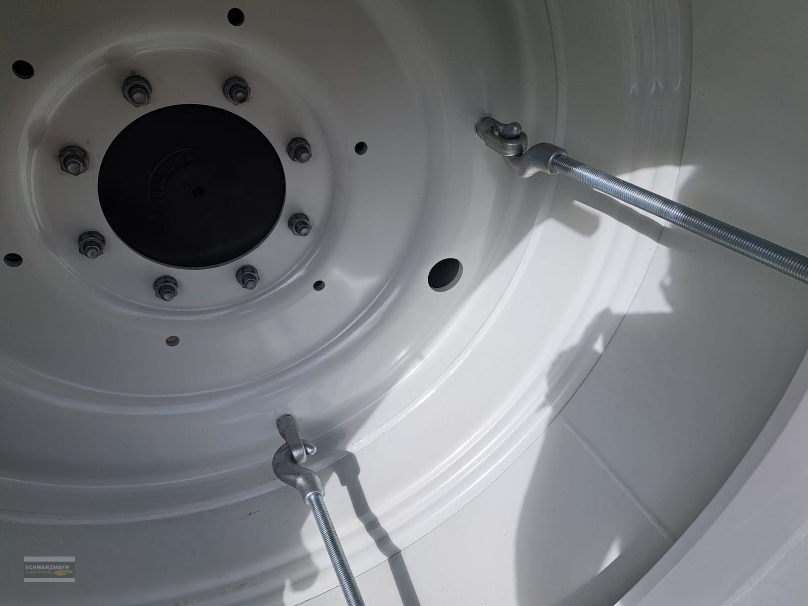 Rad des Typs BKT 300/95R52+270/95R38, Neumaschine in Aurolzmünster (Bild 13)