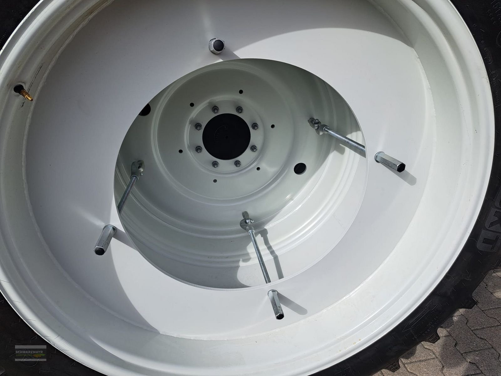 Rad des Typs BKT 300/95R52+270/95R38, Neumaschine in Aurolzmünster (Bild 15)