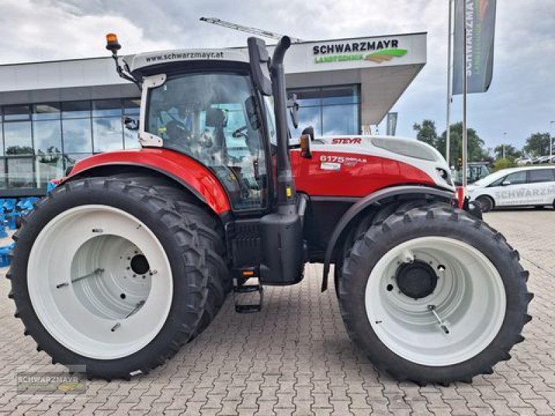 Rad des Typs BKT 300/95R52+270/95R38, Neumaschine in Aurolzmünster (Bild 1)