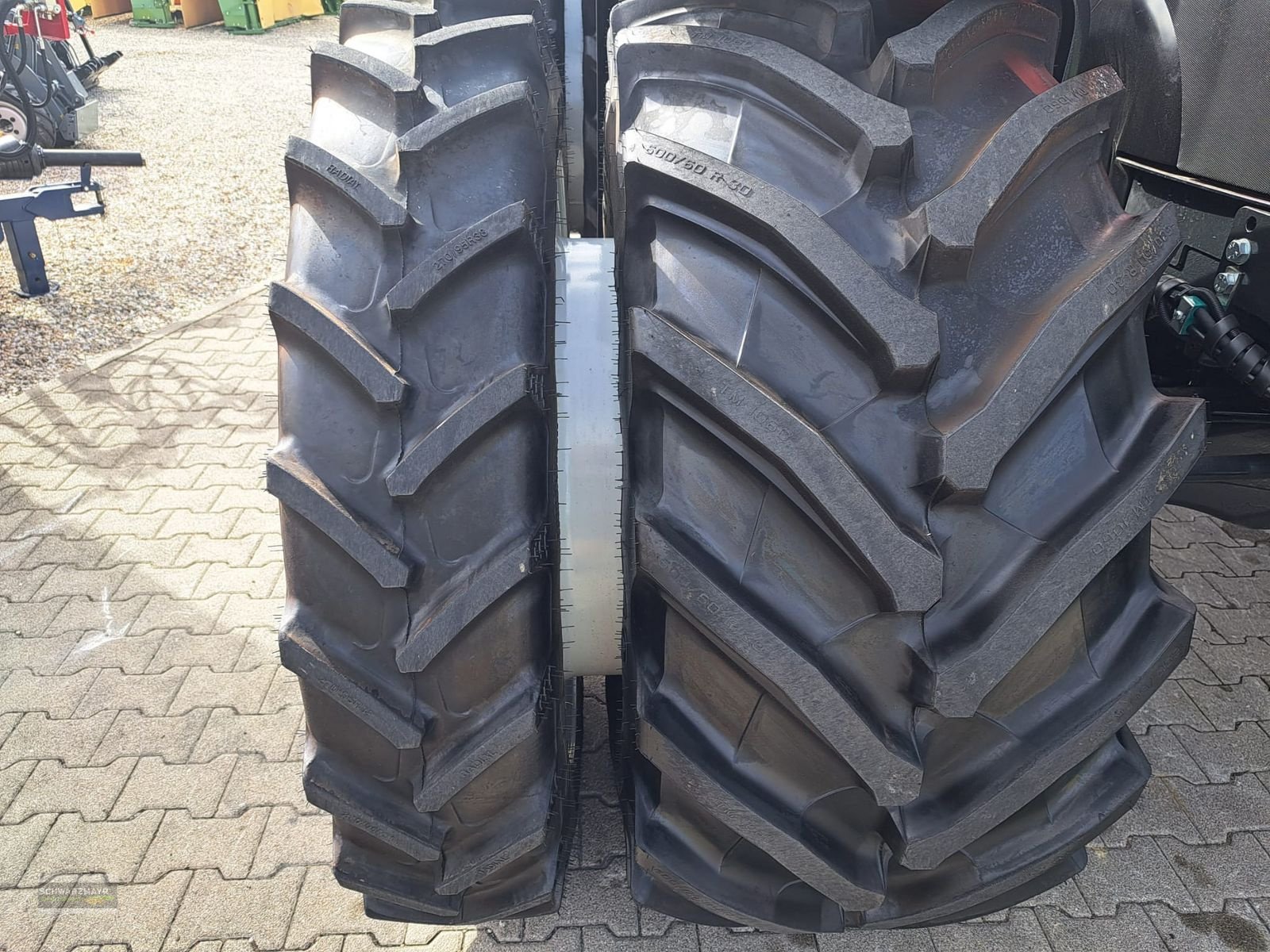 Rad des Typs BKT 300/95R52+270/95R38, Neumaschine in Aurolzmünster (Bild 12)