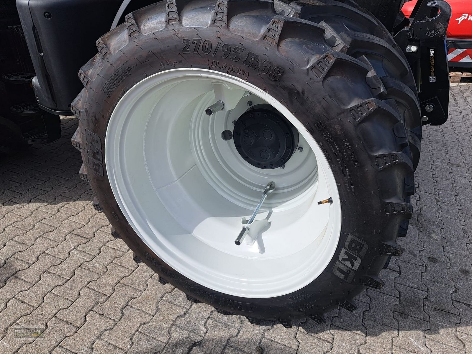 Rad des Typs BKT 300/95R52+270/95R38, Neumaschine in Aurolzmünster (Bild 20)