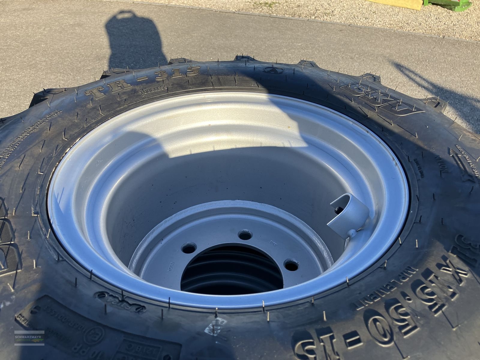 Rad des Typs BKT 31x15.50-15 AS, Neumaschine in Gampern (Bild 9)