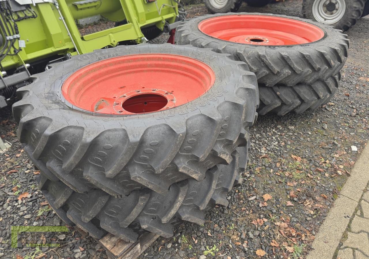 Rad des Typs BKT 320/85R32 320/90R46 Rädersatz Claas Arion, Gebrauchtmaschine in Homberg/Ohm - Maulbach (Bild 1)