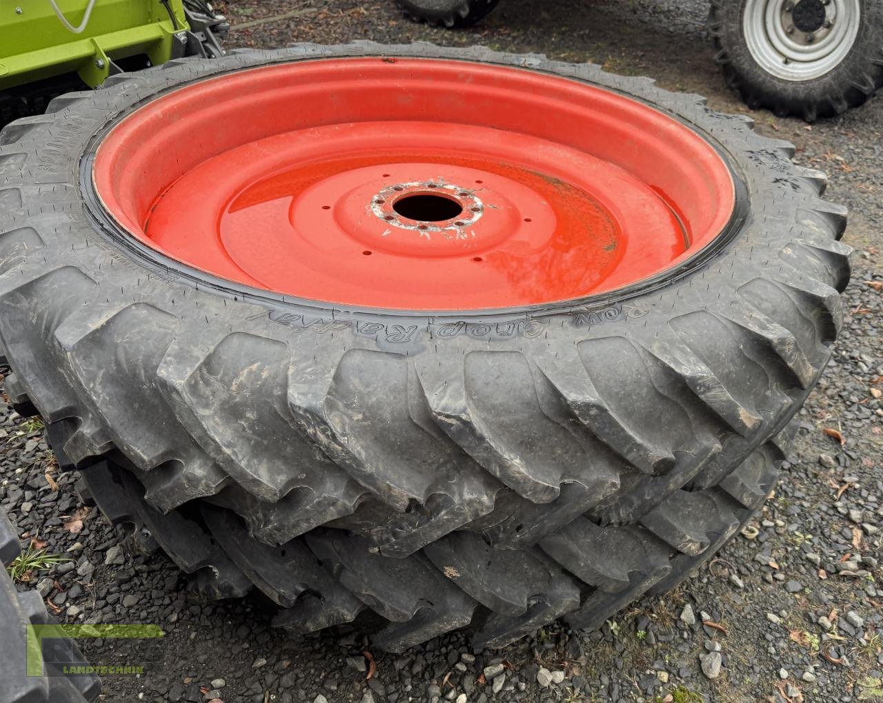 Rad des Typs BKT 320/85R32 320/90R46 Rädersatz Claas Arion, Gebrauchtmaschine in Homberg/Ohm - Maulbach (Bild 2)