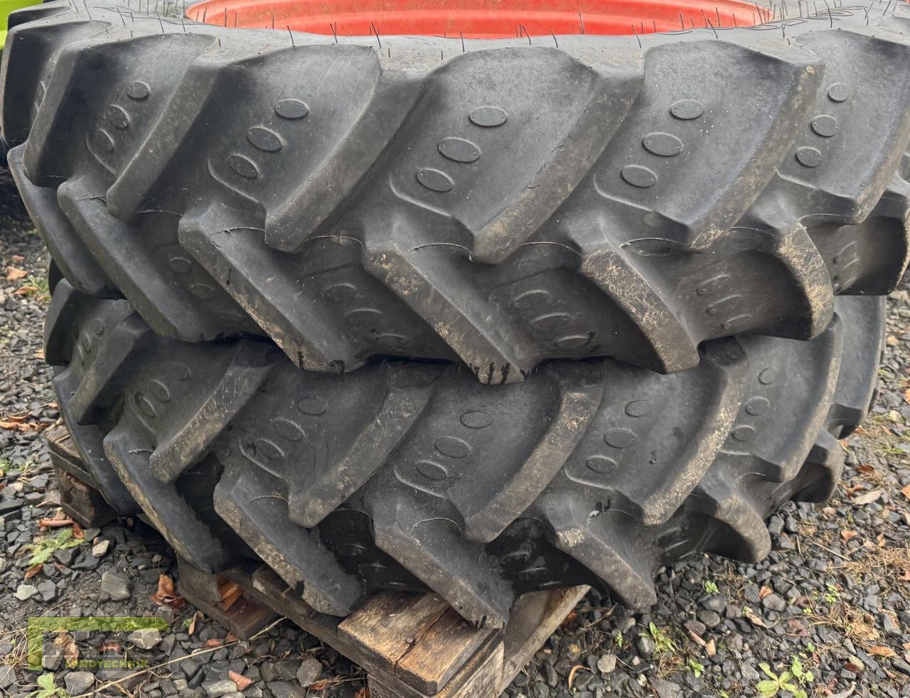 Rad des Typs BKT 320/85R32 320/90R46 Rädersatz Claas Arion, Gebrauchtmaschine in Homberg/Ohm - Maulbach (Bild 4)