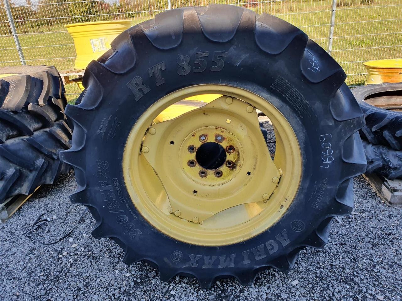 Rad des Typs BKT 380/85R28 x2, Gebrauchtmaschine in Zweibrücken (Bild 2)