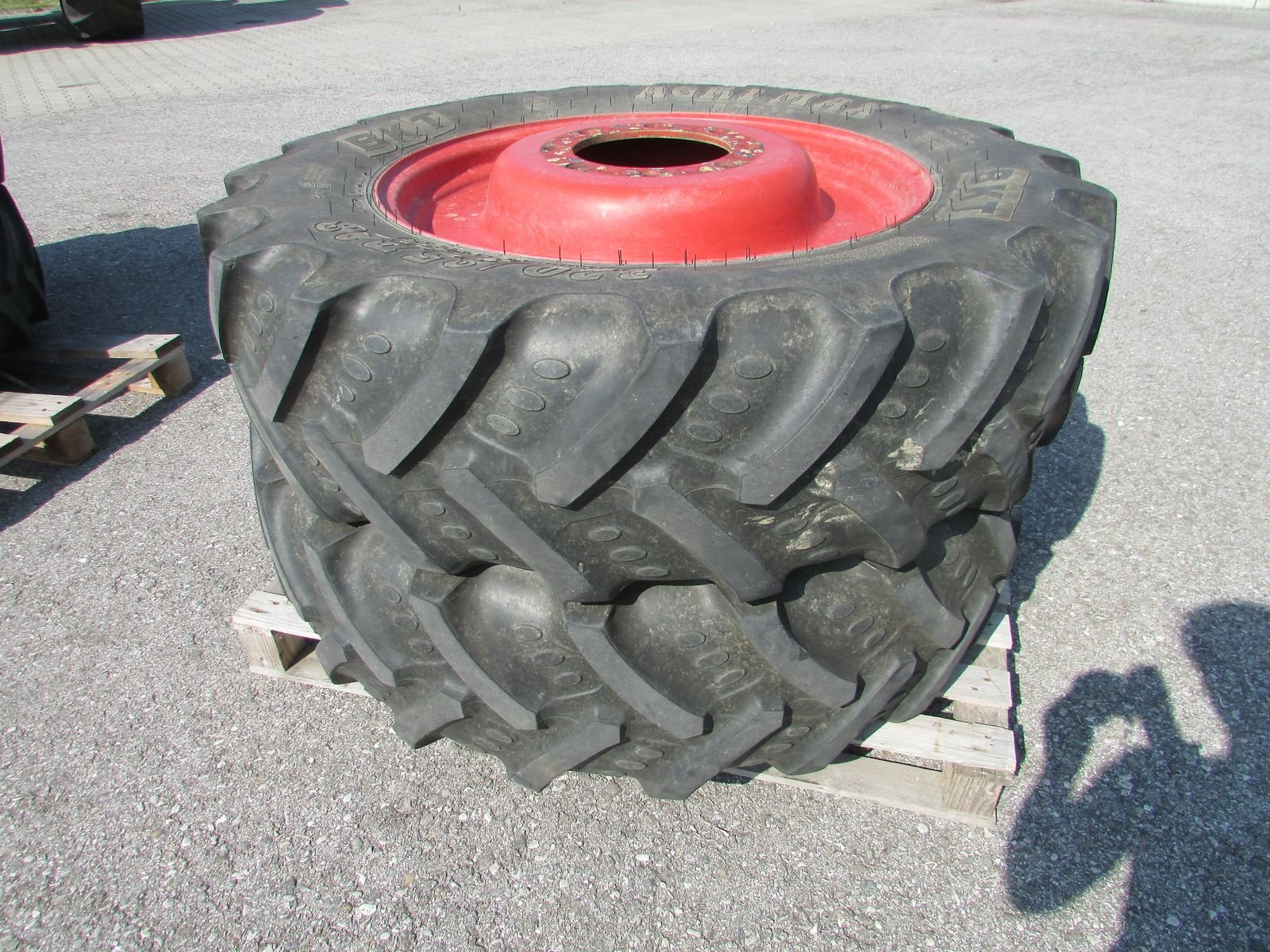 Rad типа BKT 380/85R38 & 320/85R28, Gebrauchtmaschine в Saxen (Фотография 4)