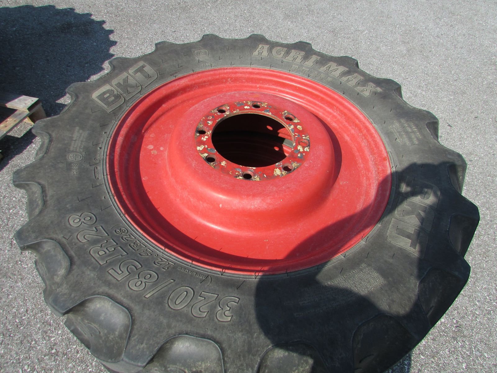 Rad типа BKT 380/85R38 & 320/85R28, Gebrauchtmaschine в Saxen (Фотография 3)