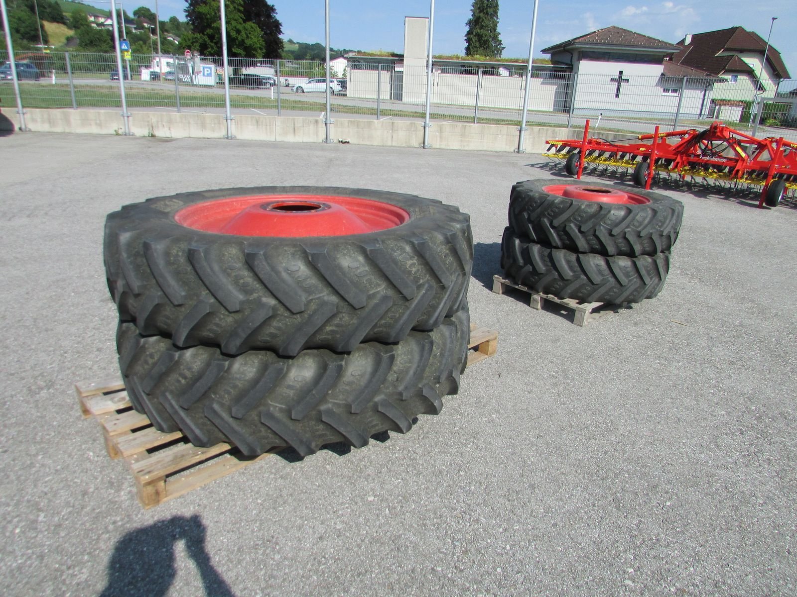Rad типа BKT 380/85R38 & 320/85R28, Gebrauchtmaschine в Saxen (Фотография 10)